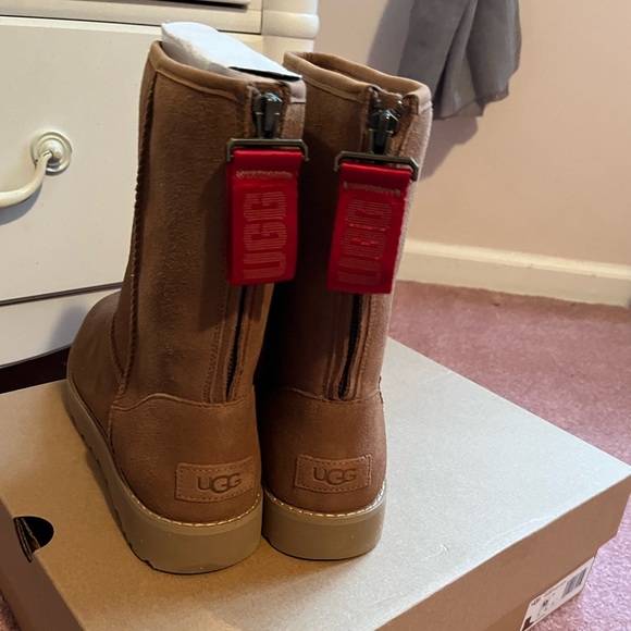 UGG Classic Short Logo Zip Boot - Picture 6 of 7